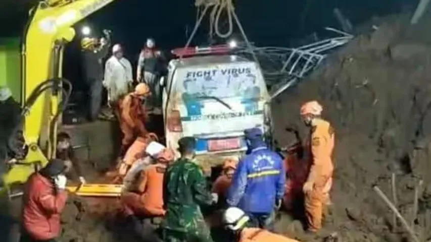 Indonesia: ఇండోనేషియాలో కొండచరియలు విరిగిపడి 12 మంది మృతి!