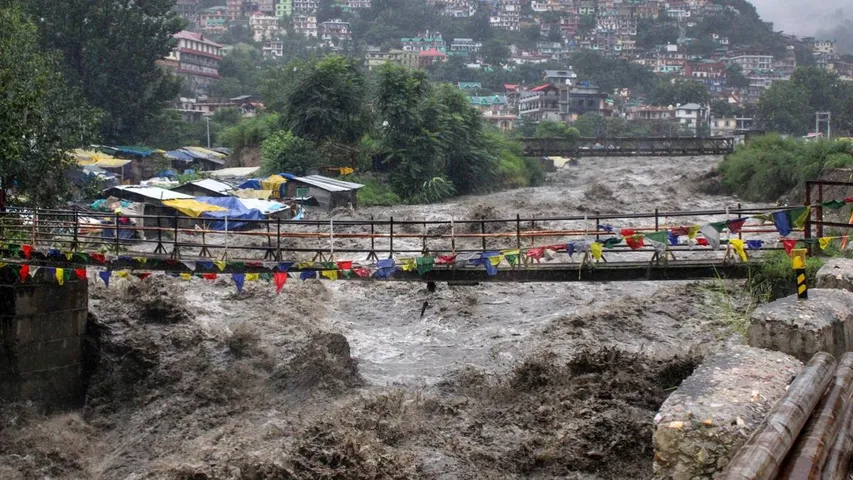 Heavy Rains: ఉత్తరాది రాష్ట్రాల్లో భారీ వర్షాలు.. అస్తవ్యస్థంగా జనజీవనం