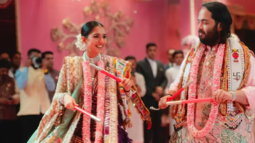 Ambani Wedding: పెళ్ళిలో అనంత్ - రాధికా క్యూట్ డాన్స్.. వీడియో వైరల్..!