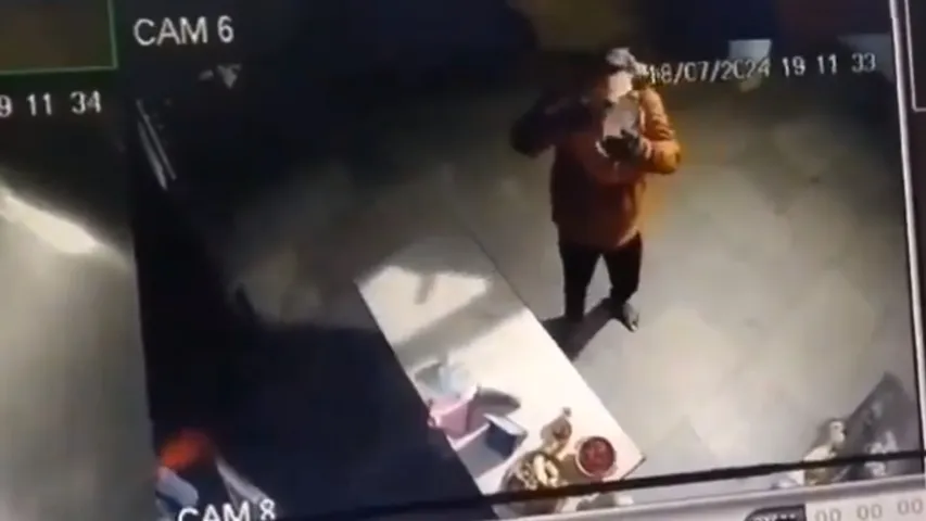 Viral Video:  హైదరాబాద్ లో వింత దొంగలు.. ఏం దొరకలేదని టేబుల్ పై రూ.20..!