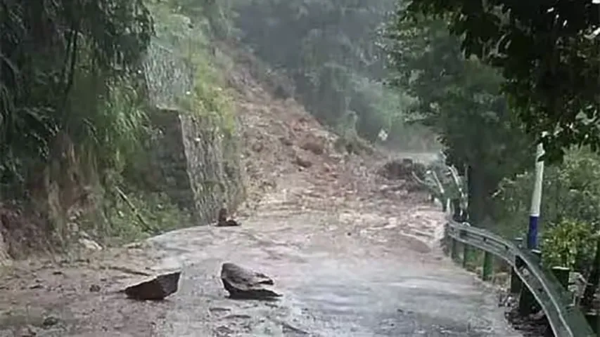 చైనాలో కొండచరియలు విరిగిపడి 11 మంది మృతి!