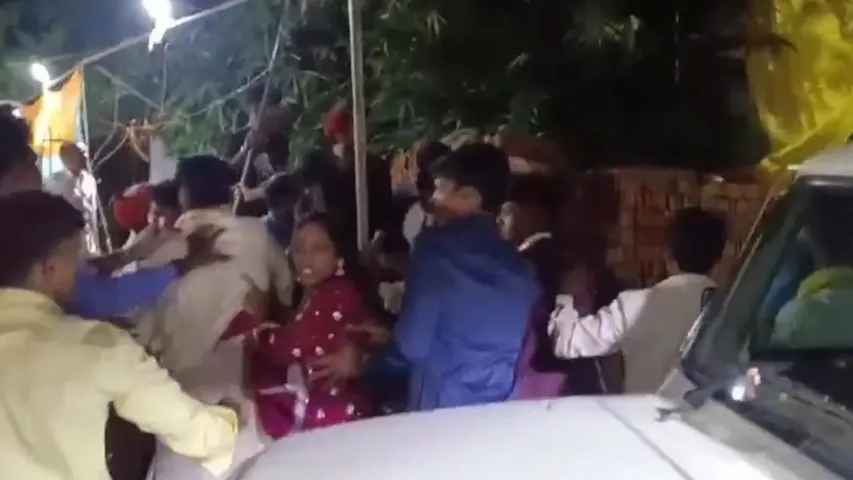 Uttar Pradesh: పెళ్లి విందులో మాంసం పెట్టలేదని కర్రలతో దాడులు