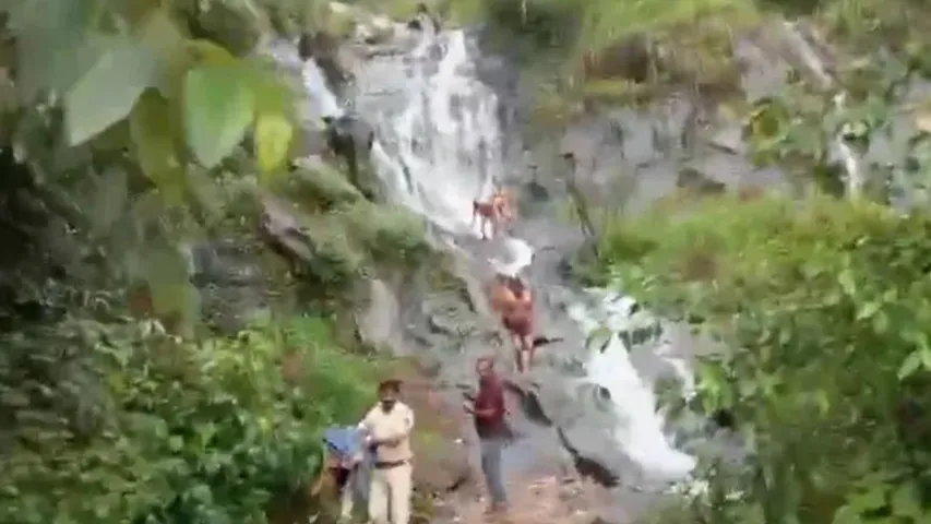 Waterfalls : టూరిస్టుల బట్టలెత్తుకెళ్లిన పోలీసులు.. ఎక్కడంటే ?