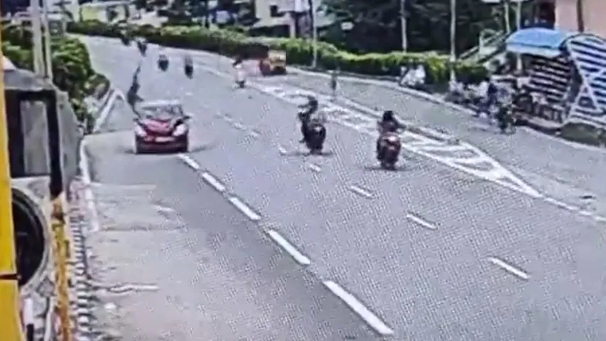 Road Accident: రోడ్డు దాటుతుండగా కారు ఢీ.. గాల్లో ఎగిరిపడ్డ బాధితుడు.. చివరికి
