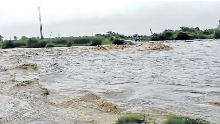 AP Rains: ఏపీలో పొంగుతున్న వాగులు, వంకలు