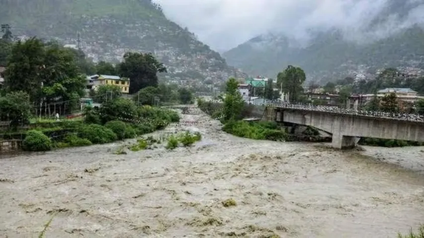 Heavy rains: భారీ వర్షాలు.. ఉత్తరాఖండ్‌లో చిక్కుకున్న 50 మంది యాత్రికులు