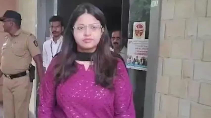 Pune: అర్ధరాత్రి పూజా ఖేద్కర్‌ ఇంటికి పోలీసులు.. వివాదంలో కీలక మలుపు