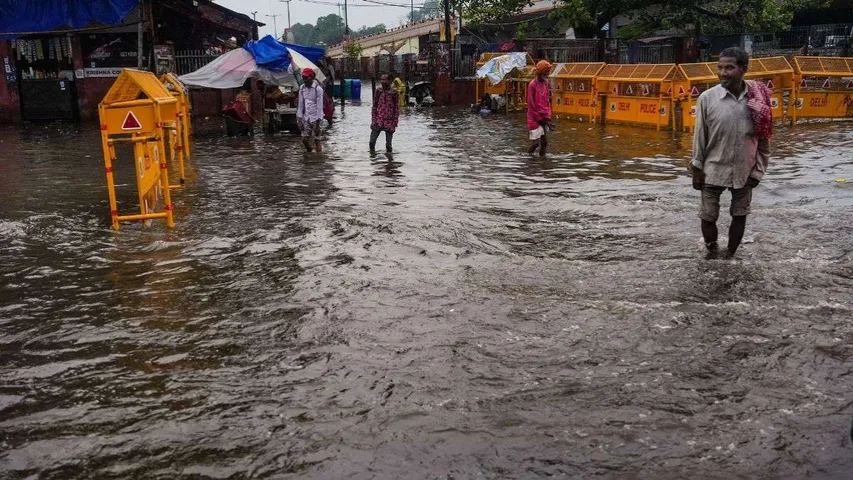 Heavy Rains: ఉత్తర భారత్‌లో దంచికొడుతున్న వర్షాలు.. అవస్థలు పడుతున్న ప్రజలు