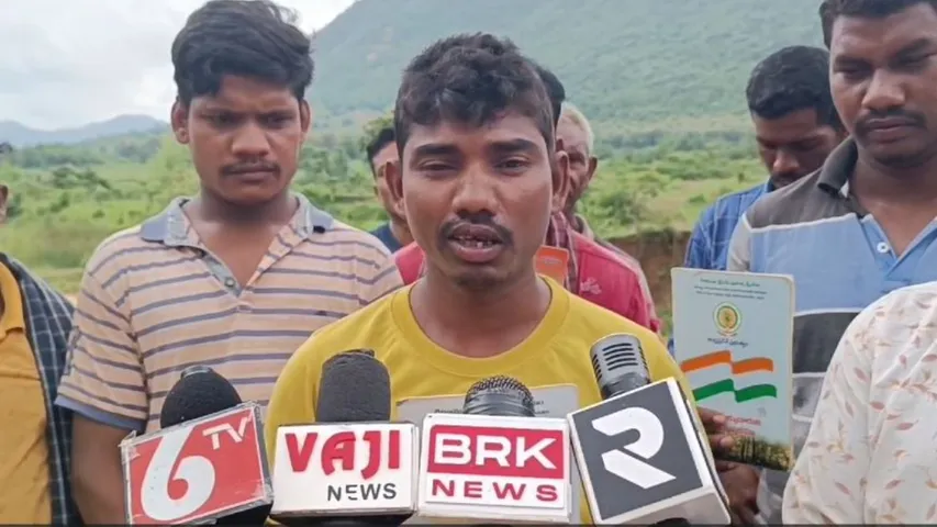 AP: మాకు డి పట్టాలు ఇవ్వండి.. మన్యం జిల్లాలో గిరిజనుల ఆందోళన..!