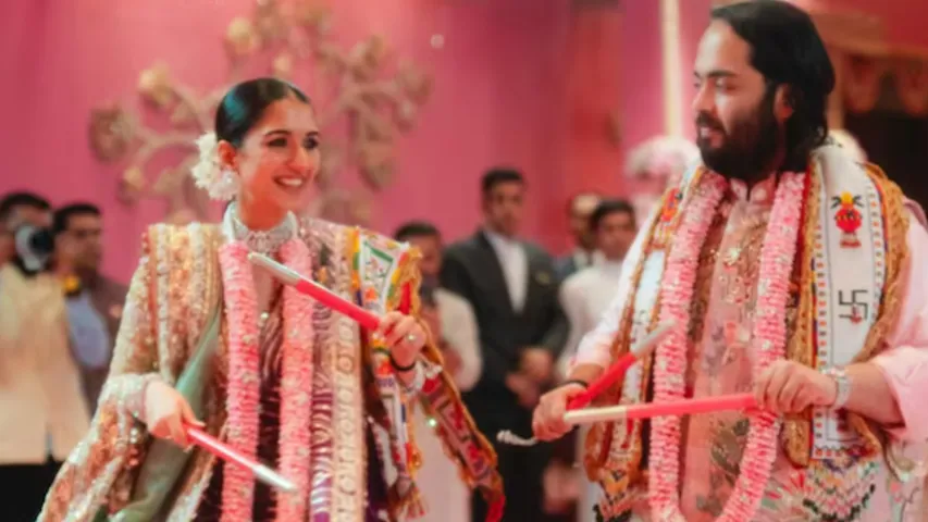 AmbaniWedding: అంబానీ ఇంటి చిన్న కోడలిగా రాధికా..తొలి ఫోటో నెట్టింట వైరల్‌!