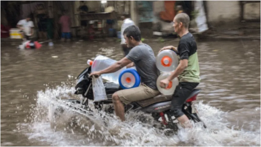 Floods : తెగిన రోడ్లు.. కొట్టుకుపోయిన కార్లు.. వరద బీభత్సం