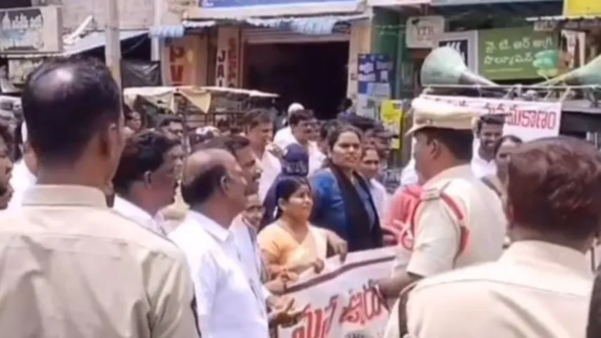 AP: మాంగళ్య షాపింగ్ మాల్ మూసేయాల్సిందే.. ధర్మవరంలో వ్యాపారస్తుల ఆందోళన..!