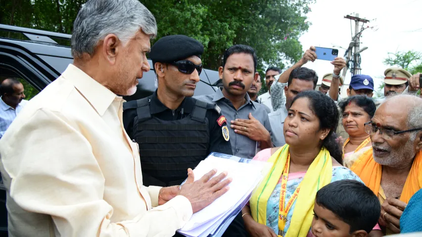 AP: కాన్వాయ్ ఆపి ప్రజల సమస్యలు తెలుసుకున్న చంద్రబాబు..!