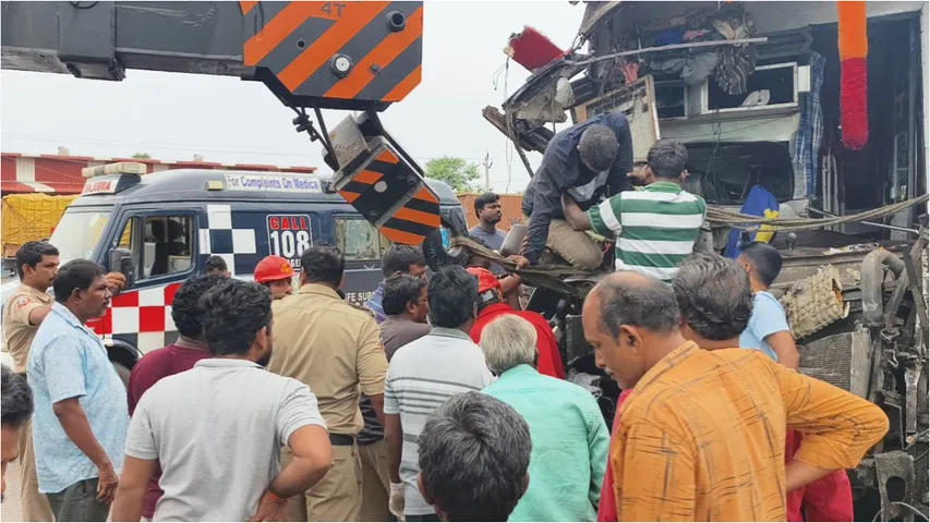 AP: ఘోర రోడ్డు ప్రమాదం.. స్పాట్‌లోనే మహిళ మృతి.. క్యాబిన్‌లో ఇరుక్కుపోయిన డ్రైవర్..!