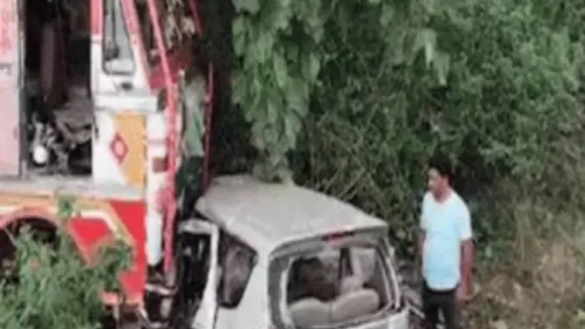 Car Accident: కారు-ట్రక్కు ఢీ..ముగ్గురు మృతి