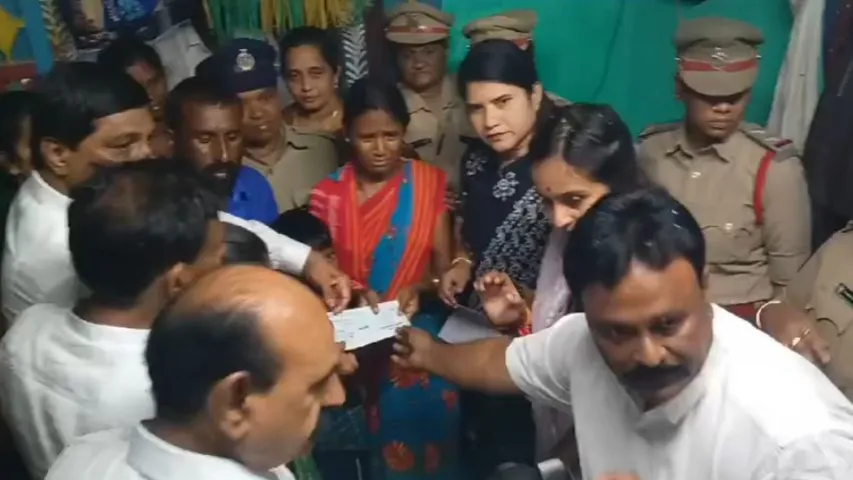 AP : ముచ్చుమర్రి బాలిక కుటుంబాన్ని పరామర్శించిన జిల్లా మంత్రులు.. రూ. 10 లక్షల చెక్కు అందజేత