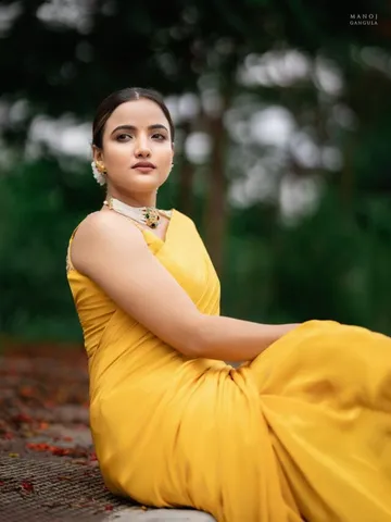 చీరలో బుల్లితెర బ్యూటీ సిరి అందాల ఆరబోత