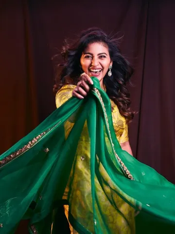 నవ్వుతో పడేస్తున్న రాజోలు భామ అందాలు