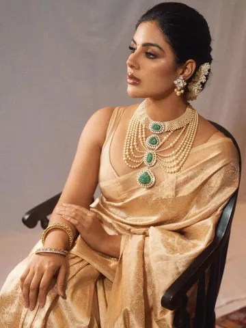 చీరలో ఫిదా చేస్తోన్న సంయుక్త అందాలు