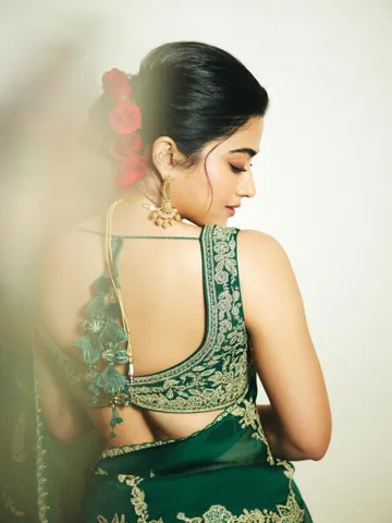 చీరలో కట్టిపడేస్తున్న రష్మిక అందాలు