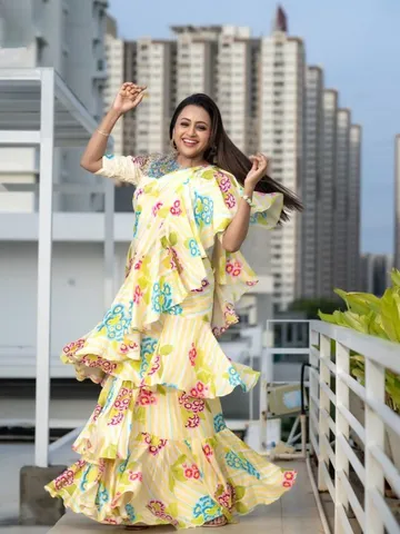 గ్లామర్ డోస్ పెంచేసిన యాంకర్ సుమ
