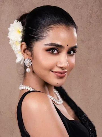 కాటుక కళ్లతో కవ్విస్తోన్న టిల్లు బ్యూటీ.!