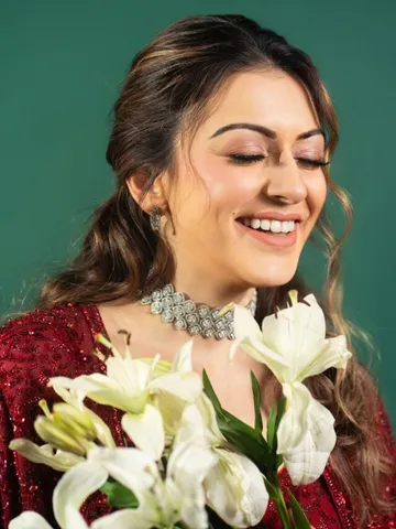 నవ్వుతో కట్టిపడేస్తోన్న అల్లు అర్జున్ బ్యూటీ..!