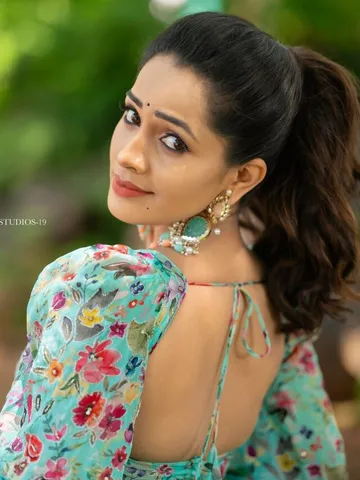 బిగ్ బాస్ బ్యూటీ వయ్యారాలు..!