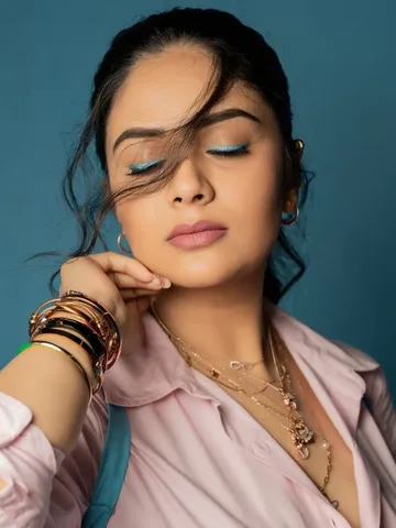 అందంతో మైమరిపిస్తున్న  శ్రీముఖి .!