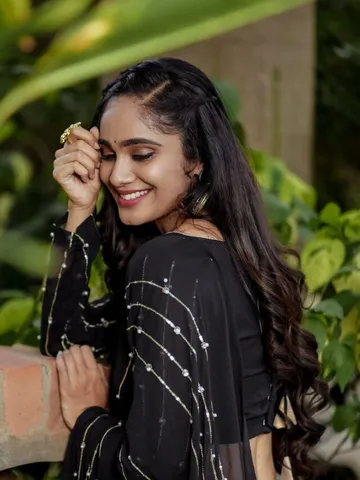 బ్లాక్ కలర్ వోణిలో బుల్లితెర భామ అందాలు..!