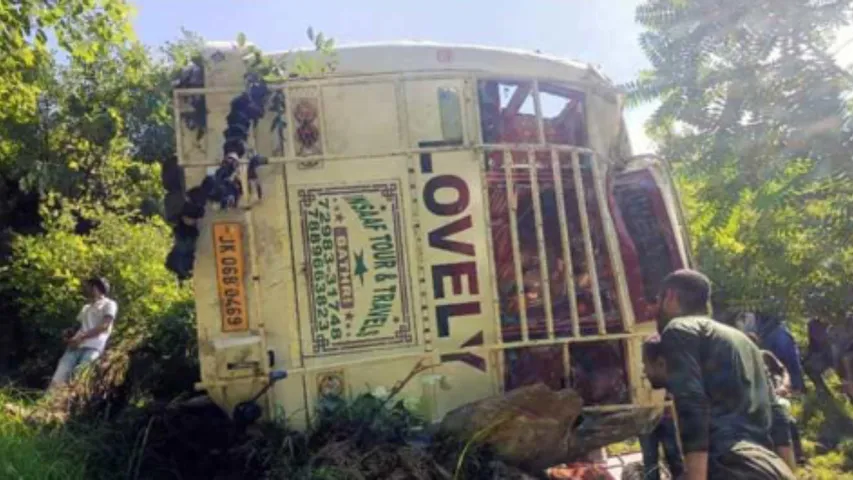 Bus Accident: 200 అడుగుల లోతు లోయలో పడిన బస్సు!