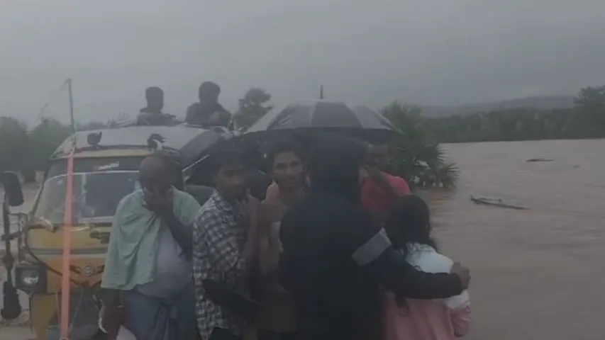 AP: వరదల్లో చిక్కుకున్న రైతు కూలీలు, పశువుల కాపరులు..!