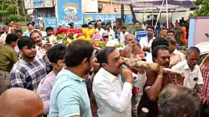 AP: పాడె మోసి గురు భక్తిని చాటుకున్న మాజీ మంత్రి  కాకాణి..!