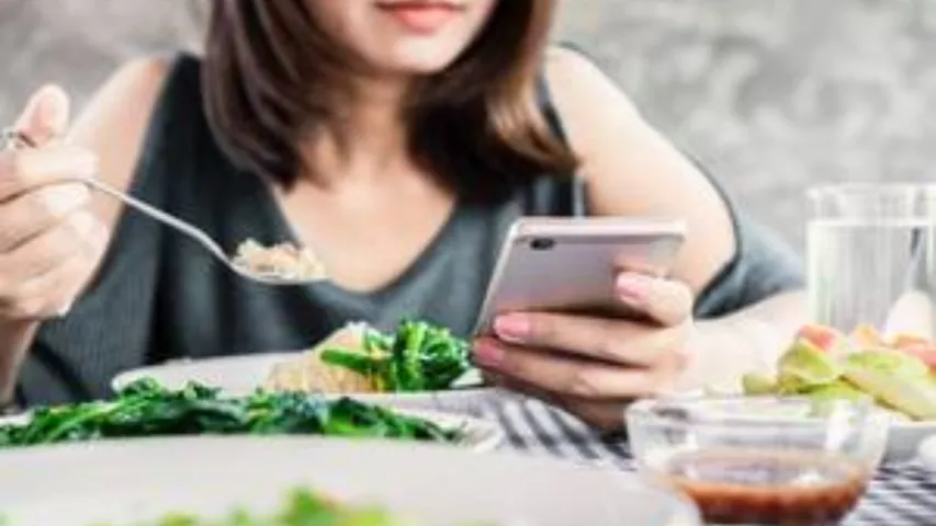 Phone: భోజనం చేసేటప్పుడు మీ ఫోన్ స్విచ్ ఆఫ్ చేయండి.. లేకపోతే ఈ వ్యాధులు తప్పవు