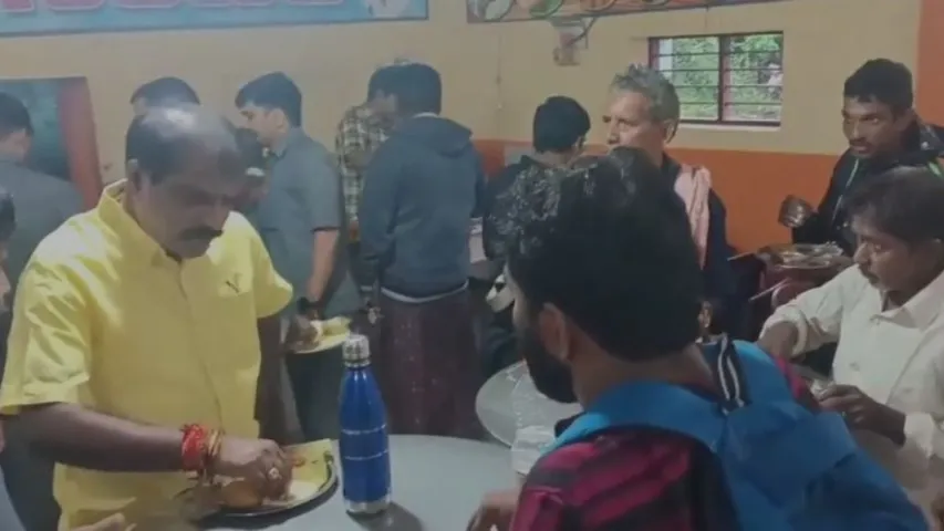 AP: చిన్నపాటి హోటల్లో టిఫిన్ తిన్న మంత్రి.. వీడియో వైరల్..!