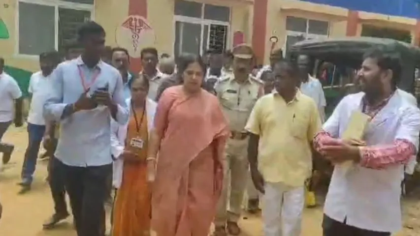 AP: ఆసుపత్రిలో సదుపాయాలను పరిశీలించిన ఎమ్మెల్యే
