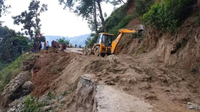 Floods: కొండచరియలు విరిగిపడి నదిలో కొట్టుకుపోయిన రెండు బస్సులు..60 మంది గల్లంతు!