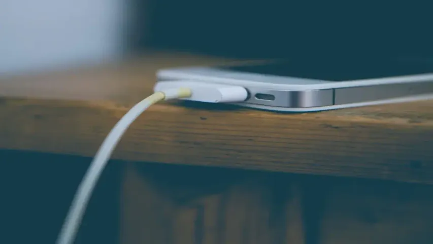 Phone Charging Tips: ఫోన్ ఛార్జింగ్ పెట్టేటప్పుడు ఈ మిస్టేక్ అస్సలు చేయకండి..!
