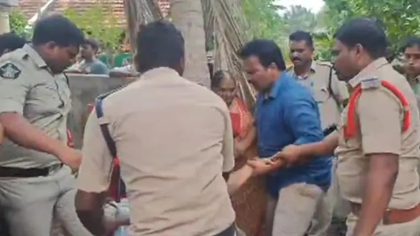 AP : కోనసీమ జిల్లా కోట గ్రామంలో ఉద్రిక్తత.. పంచాయతీ అధికారుల తీరుపై దళితుల ఆందోళన..!