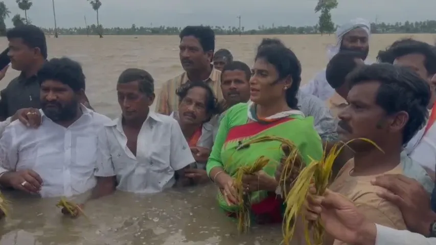 AP : రైతులకు పరిహారం ఇవ్వాలి.. తాడేపల్లి గూడెంలో షర్మిల వినూత్న నిరసన..!