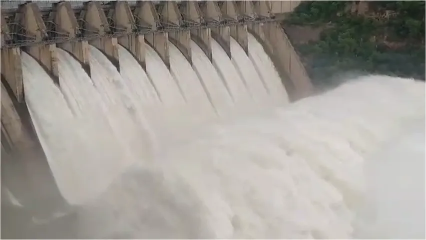 Telangana: నిండుకుండలా శ్రీశైలం..మరో సారి గేట్లు ఎత్తే అకాశం