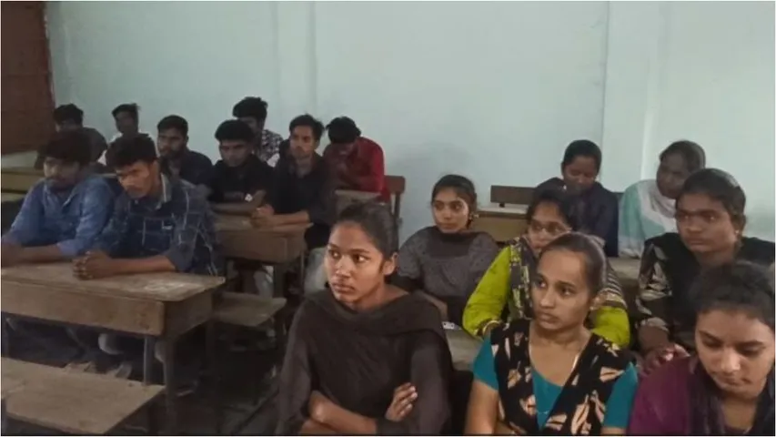 Nellore: మా సమస్యలను తీర్చండి.. ప్రభుత్వ కళాశాల విద్యార్థుల ఆందోళన..!