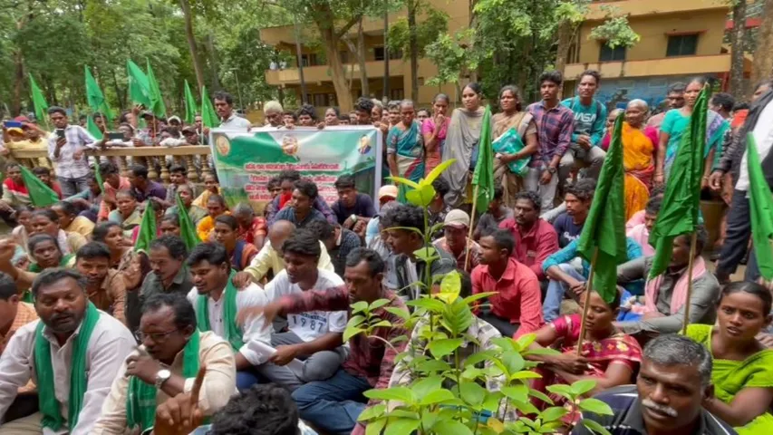 AP: ఫారెస్ట్ ఆఫీసును ముట్టడించిన గిరిజనులు..!