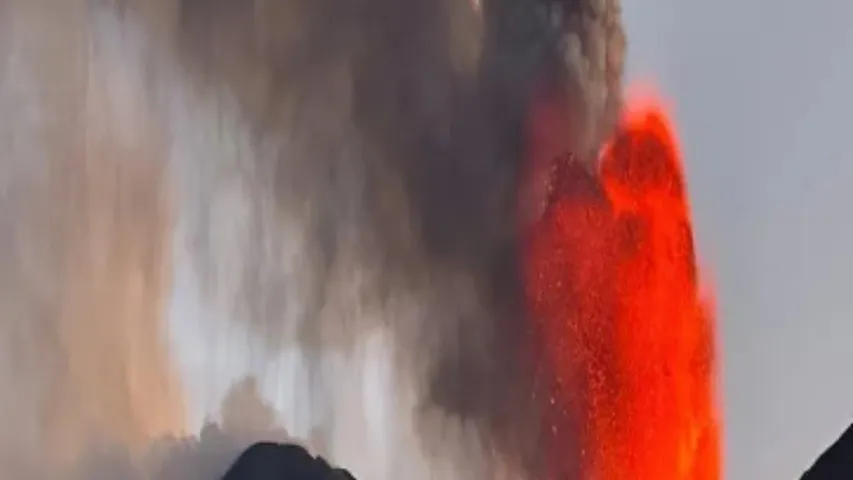 Mount Etna Volcano: పేలిన భారీ అగ్ని పర్వతం..బూడిదమయమైన విమానాశ్రయం!