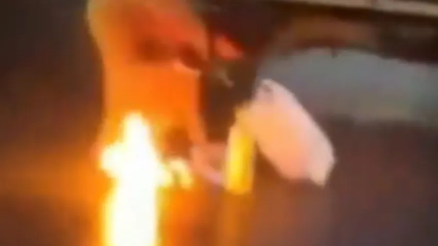 Viral Video: నడిరోడ్డు పై మహిళ వింతపూజలు!