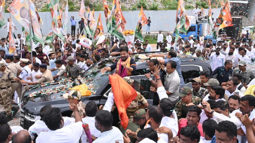 హైదరాబాద్‌కు చేరుకున్న సీఎం రేవంత్‌ రెడ్డి