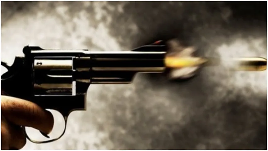 Police Firing : విచక్షణ కోల్పోయిన పోలీసులు.. ఒకరిపై ఒకరు కాల్పులు!