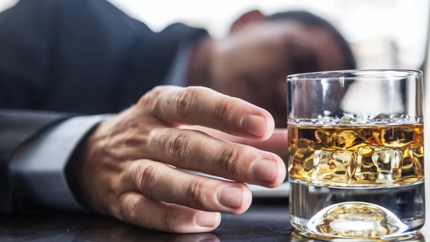 Alcohol: సోడాతో ఆల్కహాల్ తాగుతున్నారా..? అయితే ఆరోగ్యం జాగ్రత్త..!