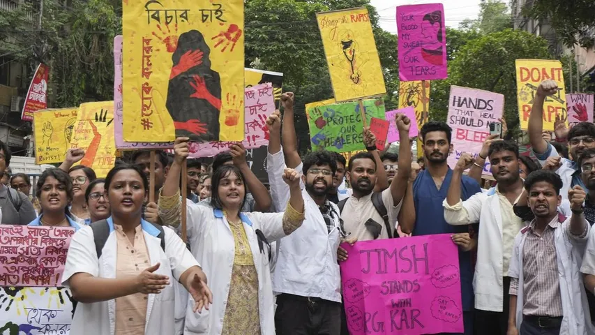 Kolkata Rape Case: పోలీసులు డబ్బులు ఇవ్వాలని చూశారు.. మృతురాలి తల్లిదండ్రులు సంచలన వ్యాఖ్యలు!