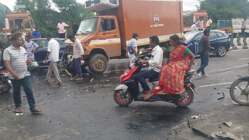 Accident: ఘోర ప్రమాదం.. ఒకరు మృతి, 15 మందికి గాయాలు